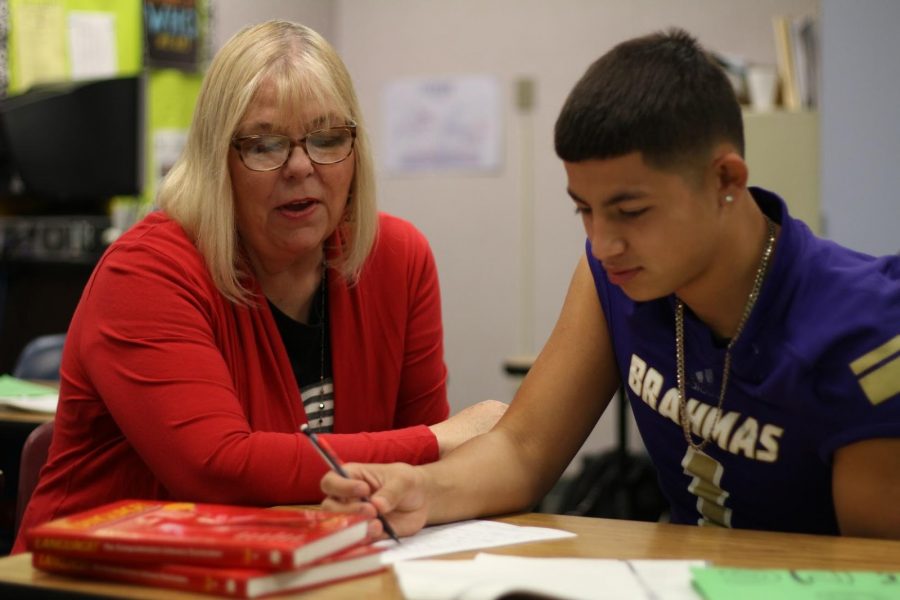 English teacher Jill Santana helps a student in English during second period. She is one of many special education teachers that work on campus, ensuring the students’ needs are adequately met.